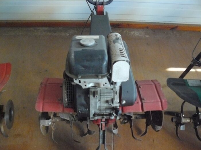 Motoculteur thermique rouge et noir